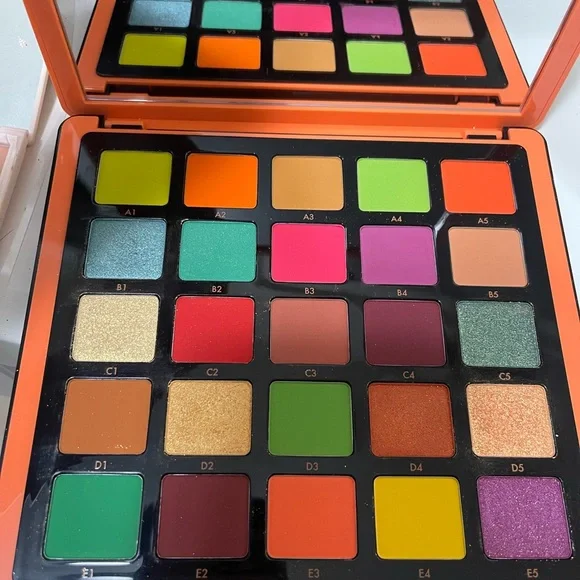 Amazing Makeup Bundle - Picture 2 of 6